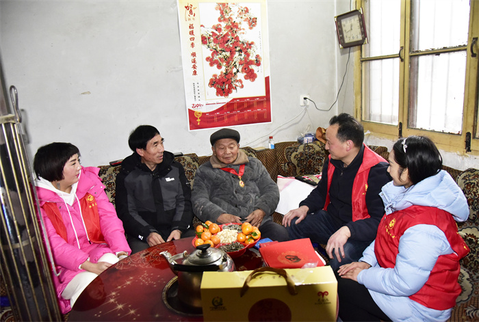 2024年1月31日,宁强县摄影艺术协会“光影圆梦”志愿者看望慰问汉源街道办黄坝驿村复退军人、光荣在党50年老党员张国荣。黎德华 摄.jpg