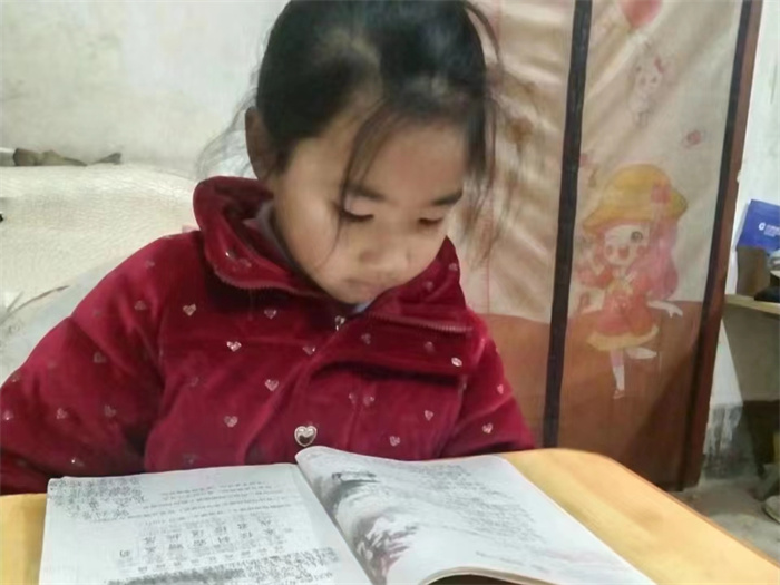 各班读书3.jpg 各班读书3.jpg