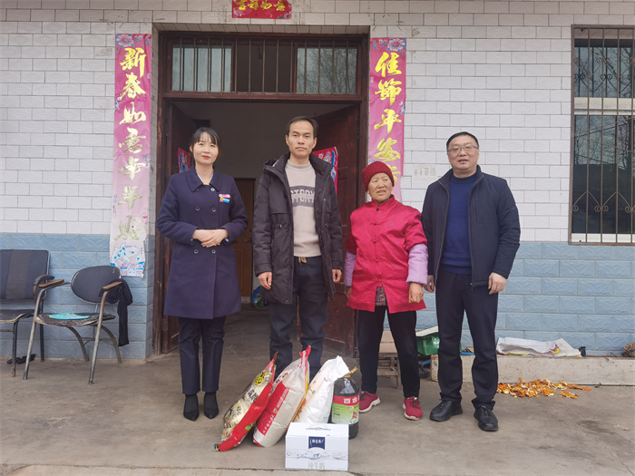 慰问困难户1.jpg 慰问困难户1.jpg