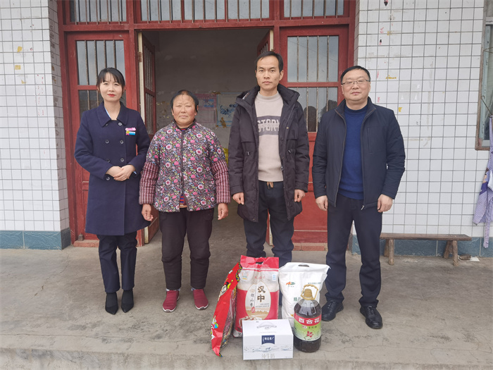慰问困难户2.jpg 慰问困难户2.jpg