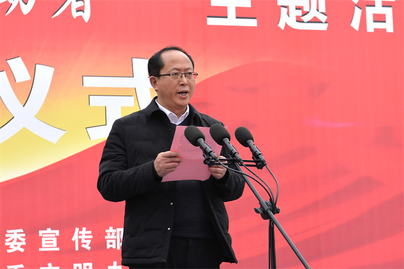 城固县委宣传部主持日常工作的副部长、县委文明办主任张旭枫宣读倡议书.JPG
