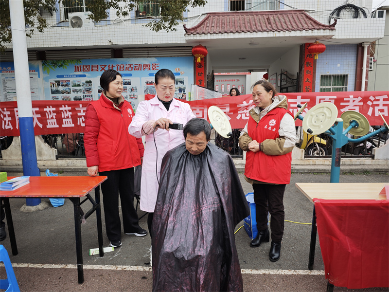 “爱心义剪”志愿服务活动.jpg “爱心义剪”志愿服务活动.jpg