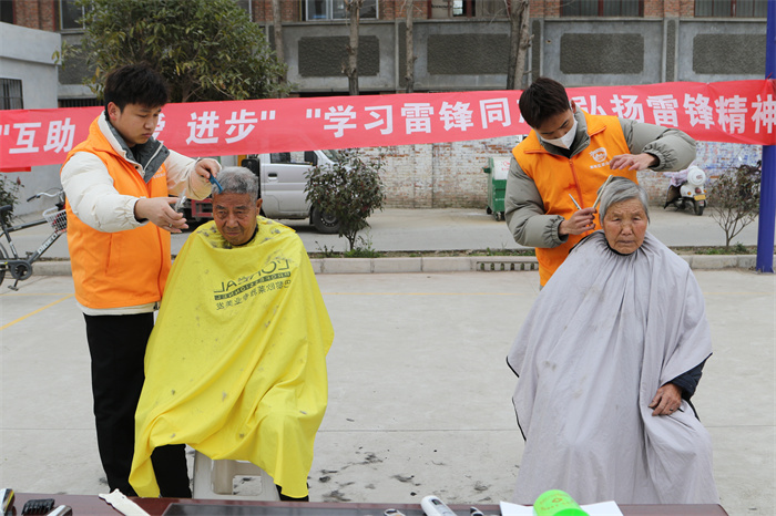 活动现场的义务理发志愿服务队伍为群众理发.jpg 活动现场的义务理发志愿服务队伍为群众理发.jpg