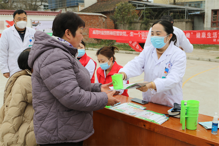 梁山镇中心卫生院的志愿者为群众发放签约医生宣传手册.jpg 梁山镇中心卫生院的志愿者为群众发放签约医生宣传手册.jpg