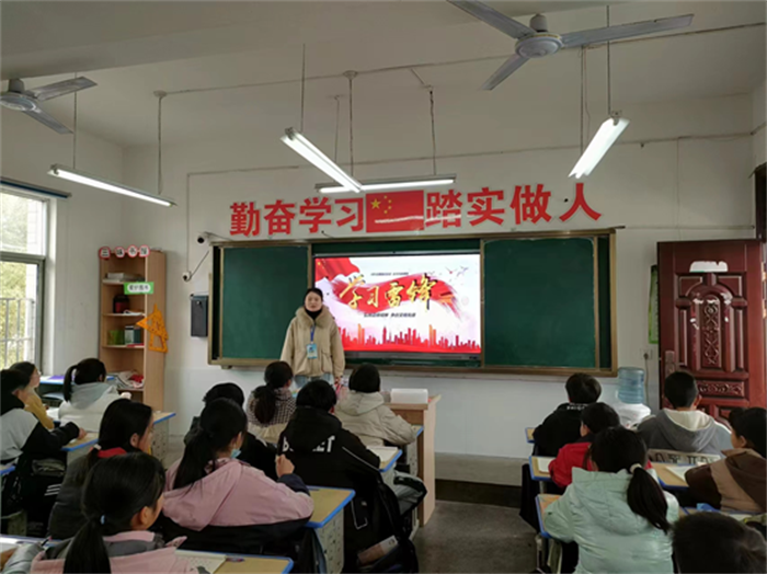 辅导员上课图片(1).png 辅导员上课图片(1).png