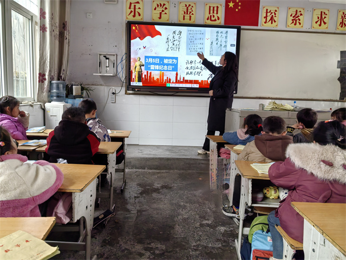 学雷锋班队3.jpg 学雷锋班队3.jpg