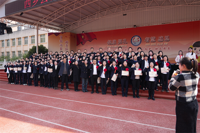 开学典礼上教师教师进行师德宣誓.jpg 开学典礼上教师教师进行师德宣誓.jpg