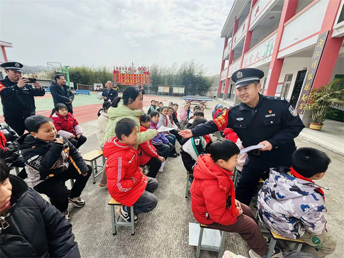 “爱路护路”铁路安全教育进校园宣传教育会后发放《铁路安全小知识》宣传画册.jpg “爱路护路”铁路安全教育进校园宣传教育会后发放《铁路安全小知识》宣传画册.jpg