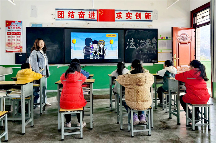 中年级法治课教师在班级上法治教育课——远离校园不良行为.jpg 中年级法治课教师在班级上法治教育课——远离校园不良行为.jpg