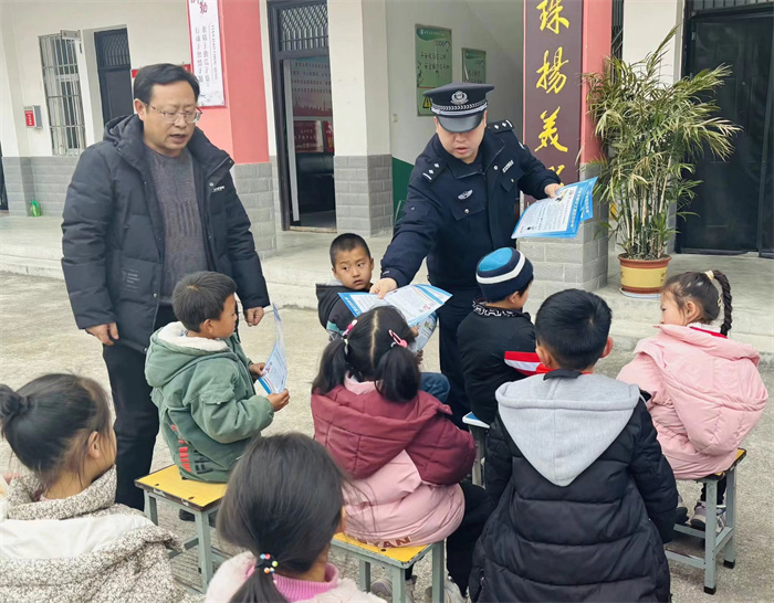 派出所民警在法治报告会后现场和同学们交流宣传法律知识.jpg 派出所民警在法治报告会后现场和同学们交流宣传法律知识.jpg