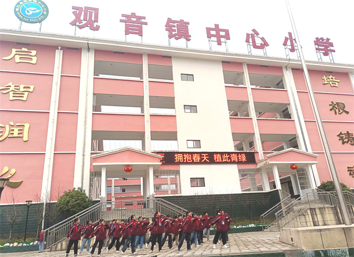 国旗台下展风采.jpg 国旗台下展风采.jpg