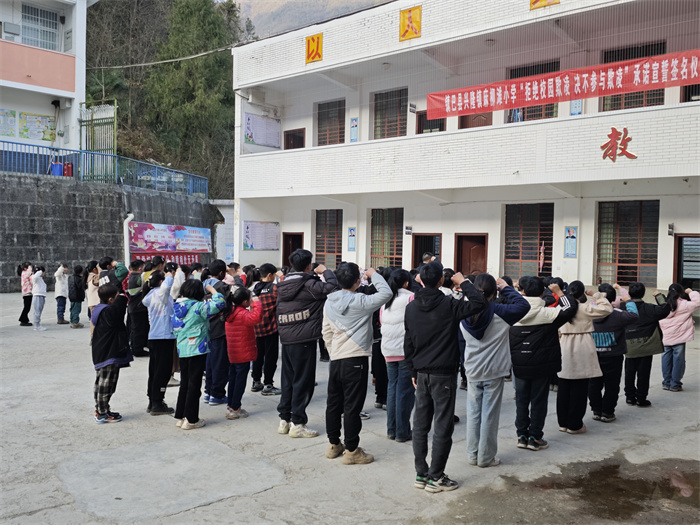 “拒绝校园欺凌、绝不参与欺凌”承诺宣誓仪式.jpg “拒绝校园欺凌、绝不参与欺凌”承诺宣誓仪式.jpg