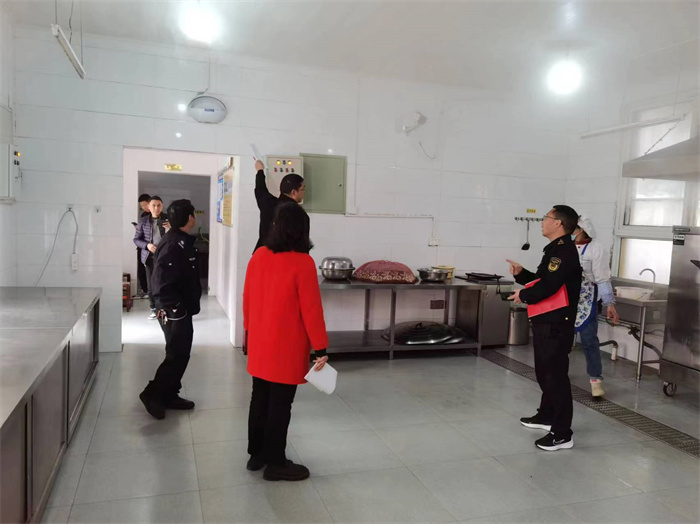兴隆镇市场监管所工作人员到校检查.jpg 兴隆镇市场监管所工作人员到校检查.jpg