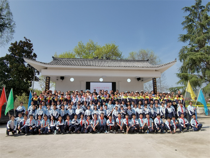 白龙塘镇九年制学校开展“走进春天里 劳动新体验”研学实践活动1.jpg 白龙塘镇九年制学校开展“走进春天里 劳动新体验”研学实践活动1.jpg