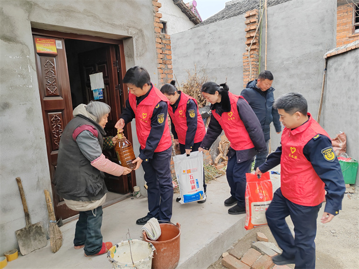 慰问老人1.jpg 慰问老人1.jpg