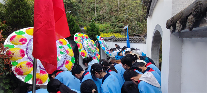 教师、学生祭扫烈士陵园.jpg 教师、学生祭扫烈士陵园.jpg
