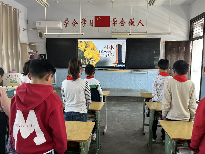 召开清明祭英烈主题班会.jpg 召开清明祭英烈主题班会.jpg