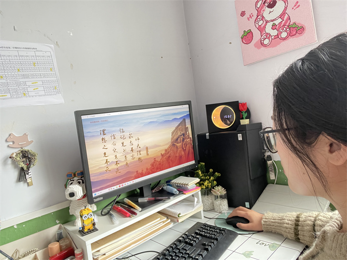 组织教师网上祭英烈.jpg 组织教师网上祭英烈.jpg