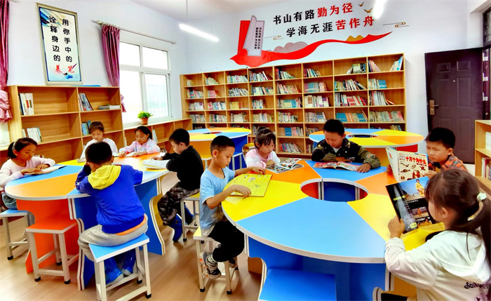 各班同学们定期到阅览室阅读优秀儿童读物.jpg 各班同学们定期到阅览室阅读优秀儿童读物.jpg