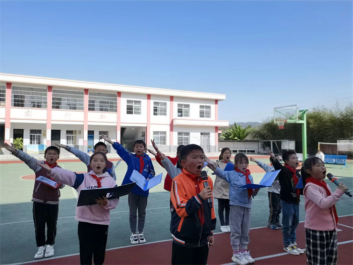 大课间集体诵读爱国诗词.jpg 大课间集体诵读爱国诗词.jpg