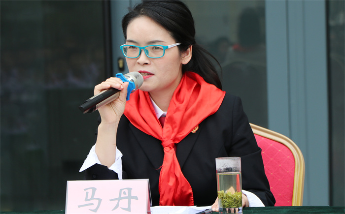 马丹法官宣讲.jpg 马丹法官宣讲.jpg