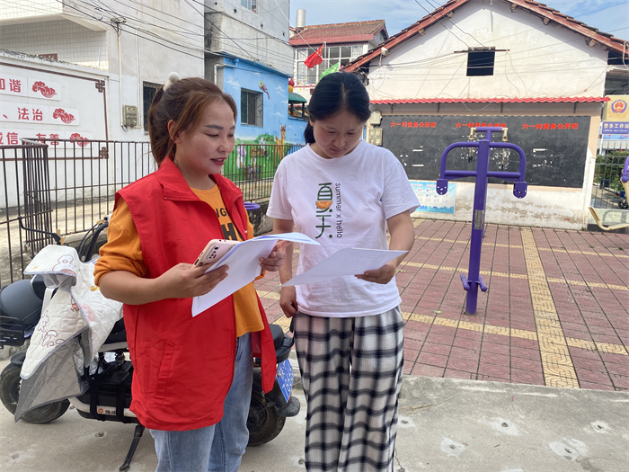 六一村志愿者向群众发放宣传彩页.png 六一村志愿者向群众发放宣传彩页.png