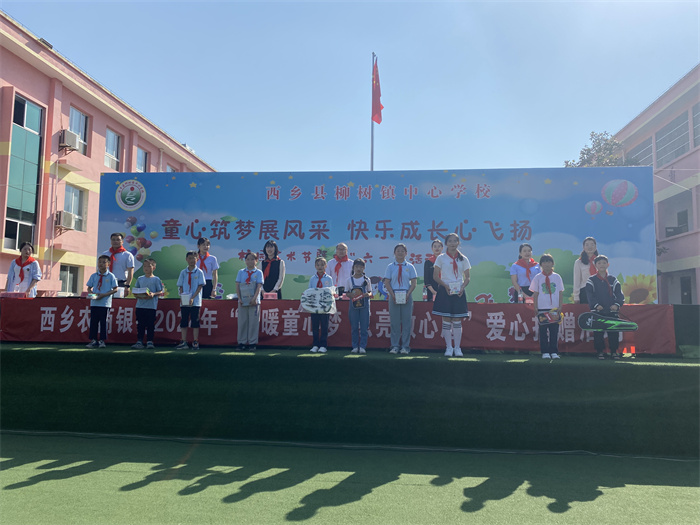 2农商满足学生微心愿.jpg 2农商满足学生微心愿.jpg