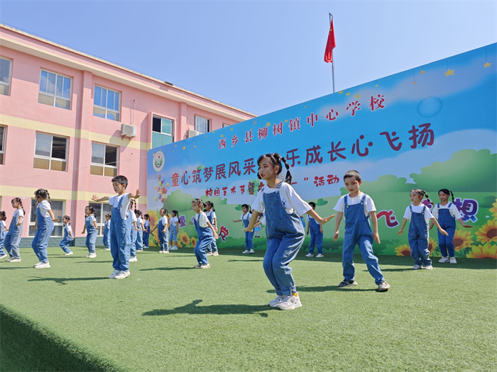 3学生在进行文艺汇演.png 3学生在进行文艺汇演.png