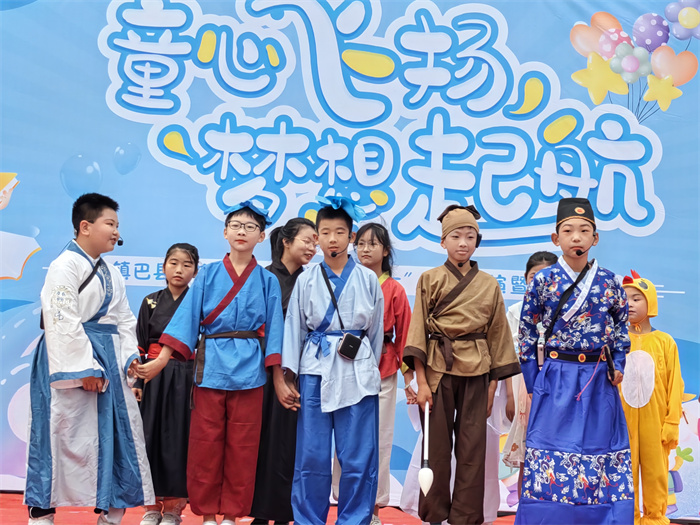 快乐英语社团表演情景剧《神笔马良》.jpg 快乐英语社团表演情景剧《神笔马良》.jpg