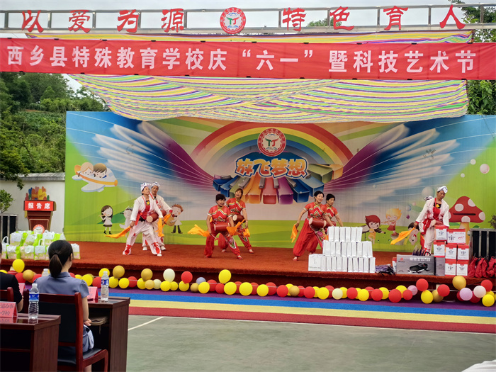 彩龙艺术团表演.jpg 彩龙艺术团表演.jpg