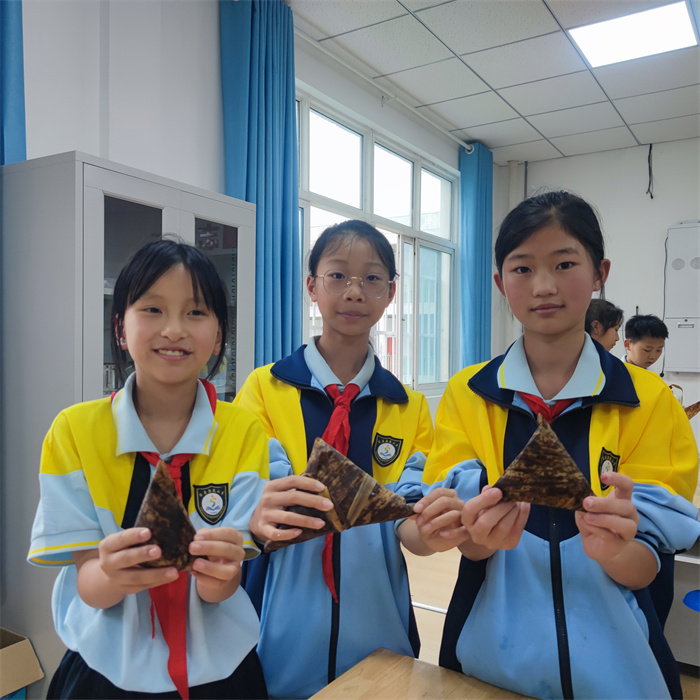 洋县书院小学学生展示她们包的粽子.jpg 洋县书院小学学生展示她们包的粽子.jpg