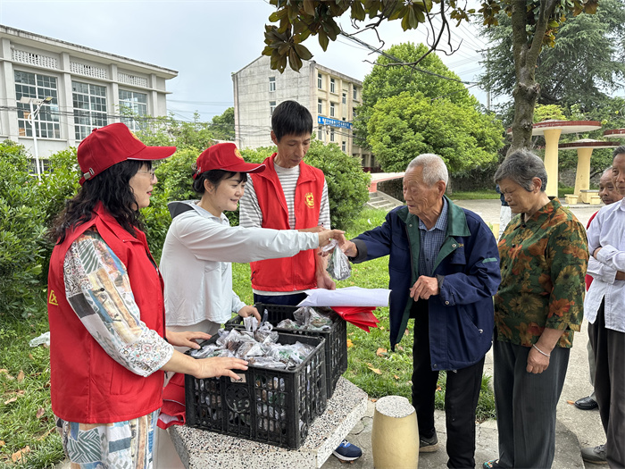 洋县马畅镇新时代文明实践所志愿者为群众送上端午节粽子.jpg 洋县马畅镇新时代文明实践所志愿者为群众送上端午节粽子.jpg