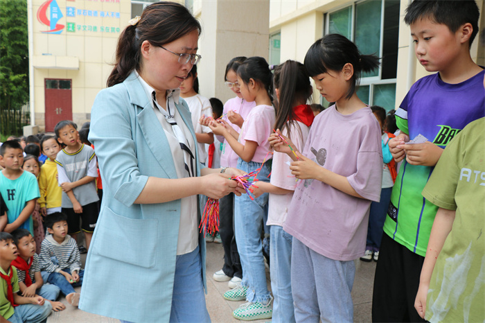 五彩丝绳•系端午1.jpg 五彩丝绳•系端午1.jpg