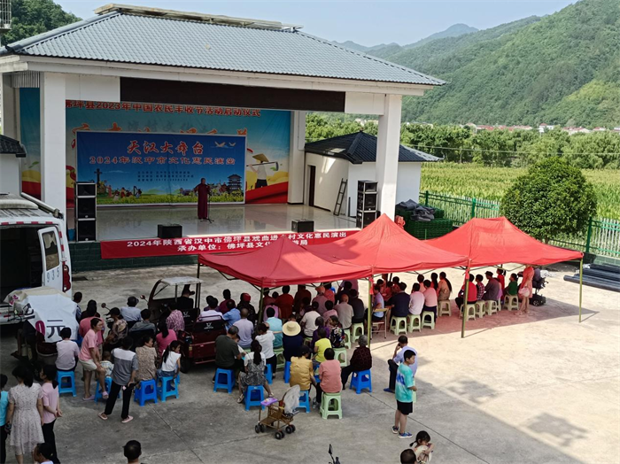 图片1 络绎不绝前来观看的村民.png 图片1 络绎不绝前来观看的村民.png