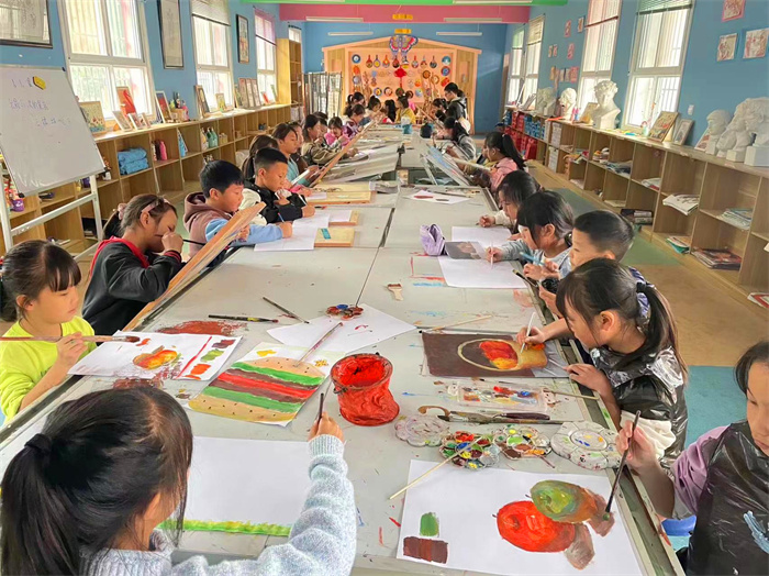 美术社团活动现场.jpg 美术社团活动现场.jpg