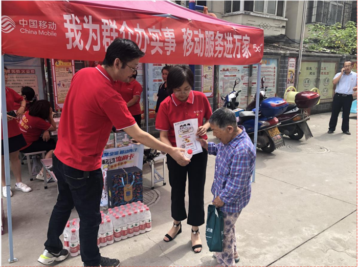 总经理深入基层为客户服务.png 总经理深入基层为客户服务.png