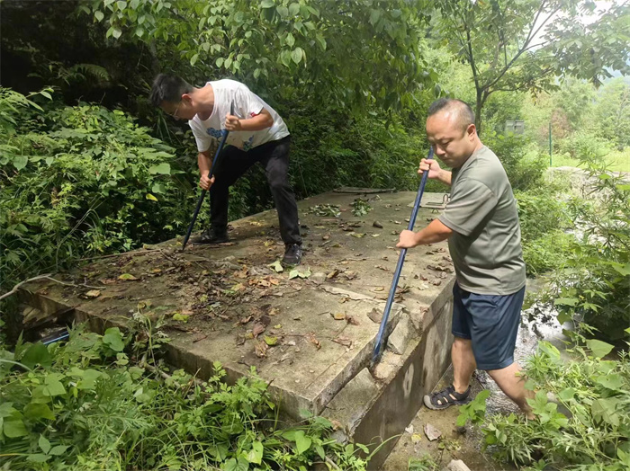 清理饮水地.jpg 清理饮水地.jpg