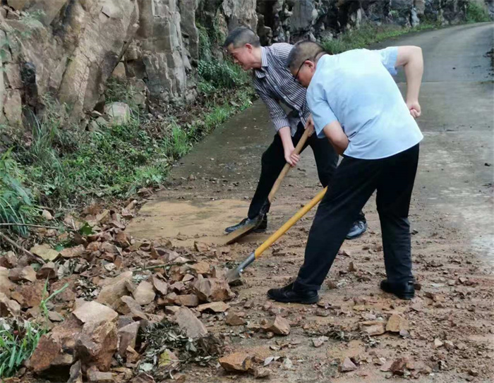 志愿者清理道路积石.jpg 志愿者清理道路积石.jpg