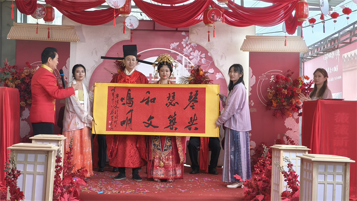 宁强县文明实践中心为“0”彩礼家庭送书法家字画.jpg 宁强县文明实践中心为“0”彩礼家庭送书法家字画.jpg