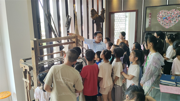 带领学生参观村史馆.jpg 带领学生参观村史馆.jpg