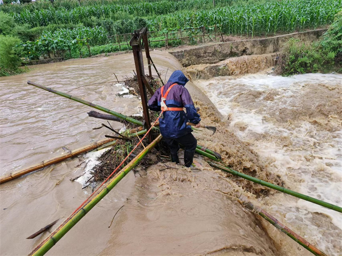 清除河道阻碍物照片.jpg 清除河道阻碍物照片.jpg