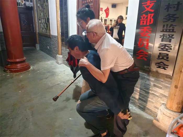 紧急撤离群众到集中避险安置点.jpg 紧急撤离群众到集中避险安置点.jpg