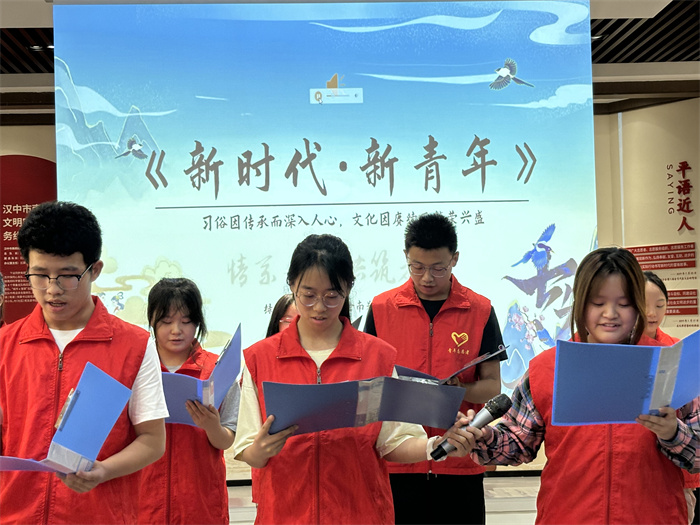 志愿者朗诵诗词.jpg 志愿者朗诵诗词.jpg