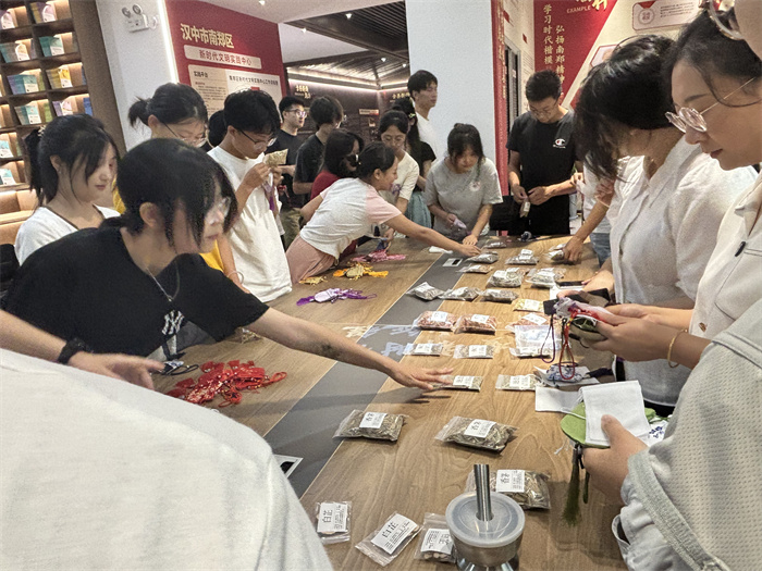 手工DIY制作香包.jpg 手工DIY制作香包.jpg