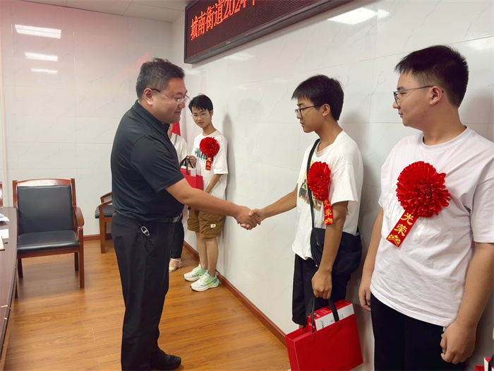 活动照片 (2).jpg 活动照片 (2).jpg