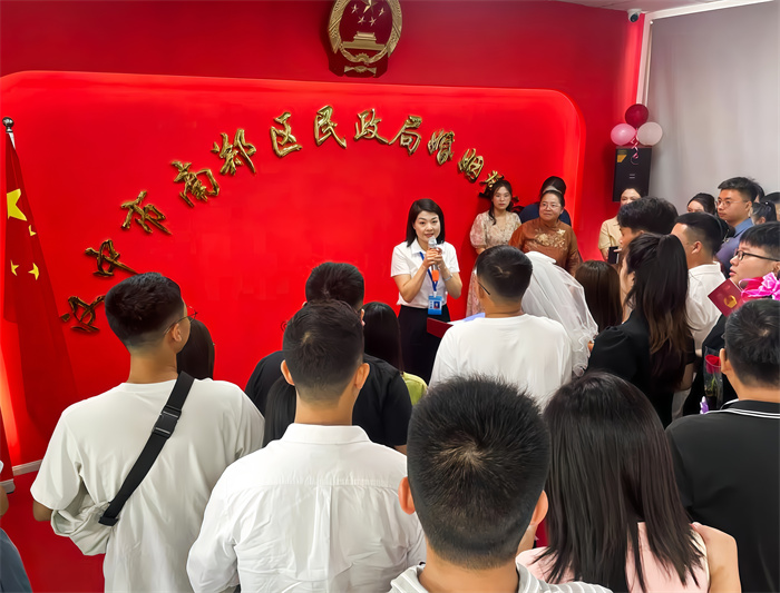 2023年8月22日农历七夕,汉中市南郑区志愿者为新人举办集体颁证仪式,现场进行婚俗新风宣传倡导,带领新人集体宣誓,为新人送上玫瑰和幸运彩票等小礼品.jpg 2023年8月22日农历七夕,汉中市南郑区志愿者为新人举办集体颁证仪式,现场进行婚俗新风宣传倡导,带领新人集体宣誓,为新人送上玫瑰和幸运彩票等小礼品.jpg