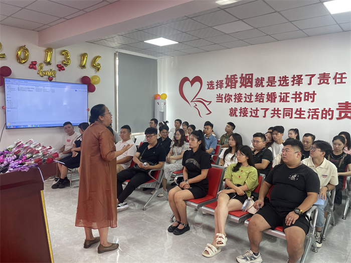 2023年8月22日农历七夕,汉中市南郑区志愿者为前来领证的新人举办集体颁证仪式,现场为新人进行婚俗新风宣传倡导,开展婚姻和家庭关系辅导.jpg 2023年8月22日农历七夕,汉中市南郑区志愿者为前来领证的新人举办集体颁证仪式,现场为新人进行婚俗新风宣传倡导,开展婚姻和家庭关系辅导.jpg