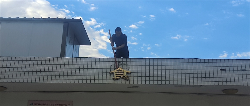 校长排查安全隐患.jpg 校长排查安全隐患.jpg