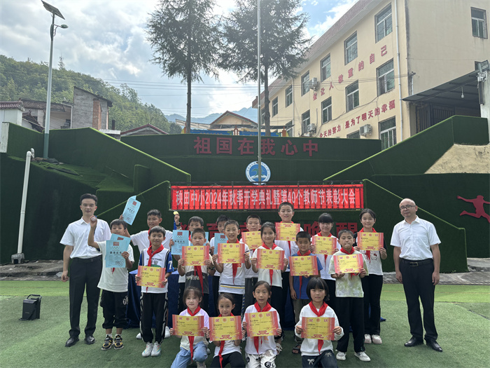 表彰学生 (1).jpg 表彰学生 (1).jpg
