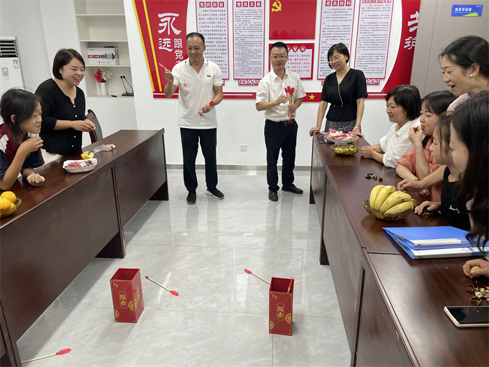 2.“巧趣投壶”游戏.jpg 2.“巧趣投壶”游戏.jpg